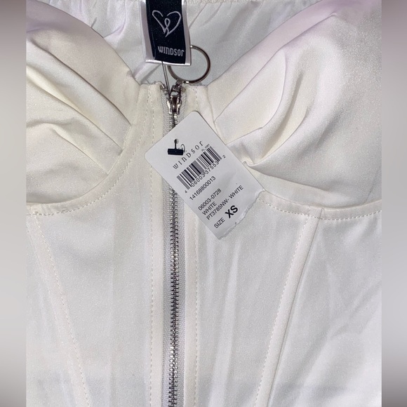 Windsor White Zipper Top - Picture 2 of 3
